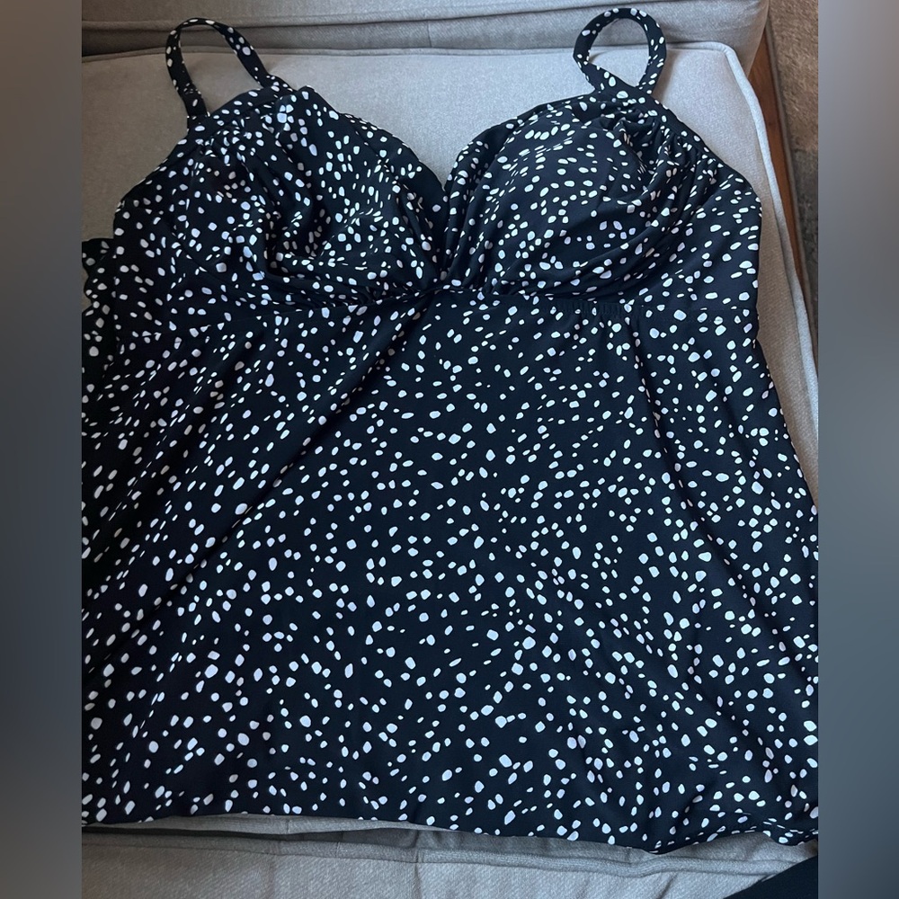 Croft & Barrow Woman’s Black & White Polka Dot, Tankini Top, Size XL
